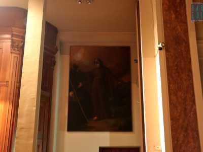 Ai lati del portale sono anche presenti da una parte San Francesco da Paola orante...